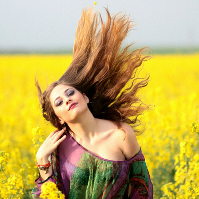 Gezond haar door chloorvrij douchen – Vitamine C Douche Vrouw met rood haar in de wind – Vitamine C Douche voor glanzend, gezond haar.